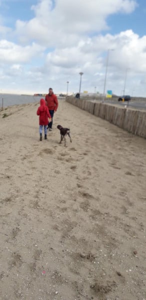 Even-rennen-en-uitwaaien-op-het-strandje-van-IJburg